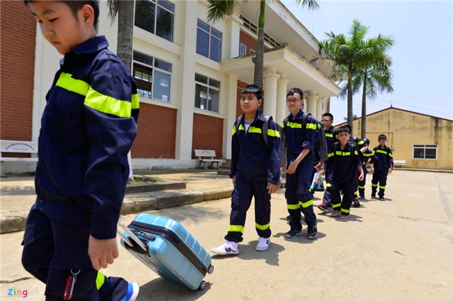 Gan tram tre nho chia tay bo me di 'linh' hinh anh 13