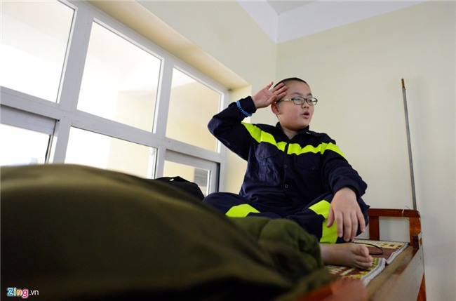 Gan tram tre nho chia tay bo me di 'linh' hinh anh 15