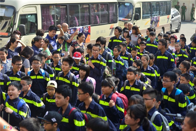 Gan tram tre nho chia tay bo me di 'linh' hinh anh 1