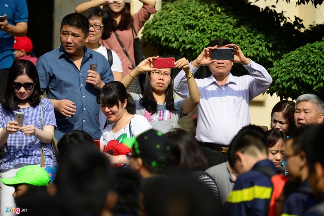 Gan tram tre nho chia tay bo me di 'linh' hinh anh 2