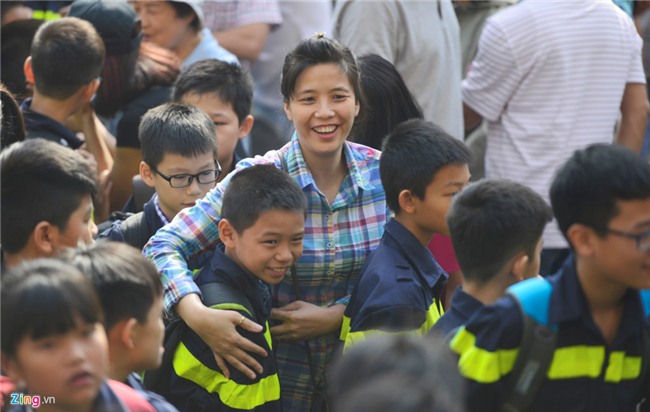 Gan tram tre nho chia tay bo me di 'linh' hinh anh 4