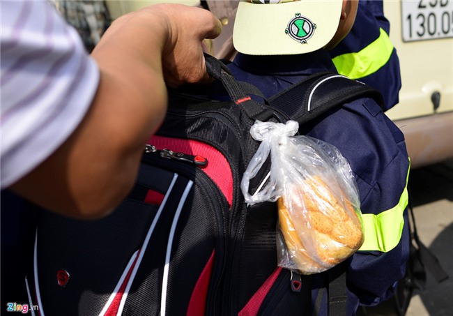 Gan tram tre nho chia tay bo me di 'linh' hinh anh 5