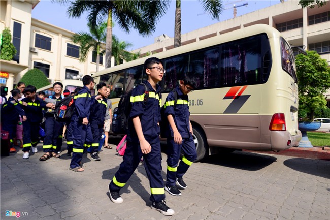 Gan tram tre nho chia tay bo me di 'linh' hinh anh 6