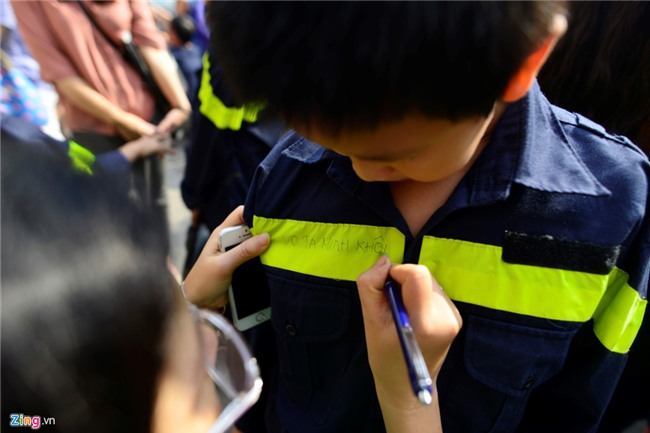 Gan tram tre nho chia tay bo me di 'linh' hinh anh 7