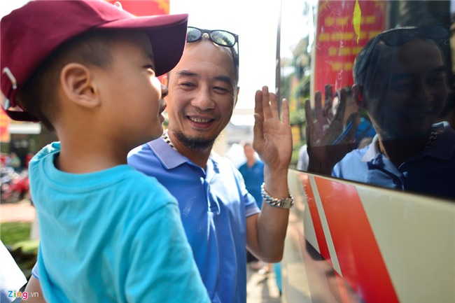 Gan tram tre nho chia tay bo me di 'linh' hinh anh 8