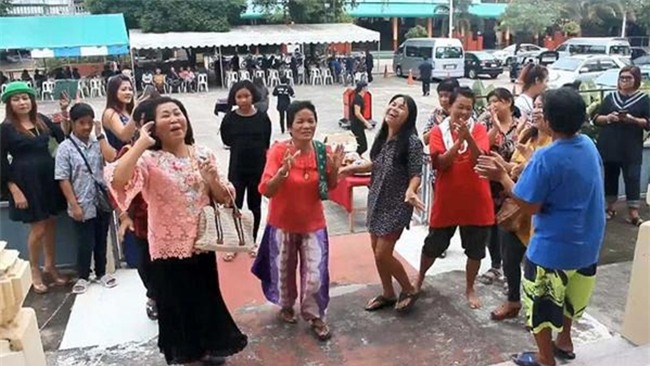 Chồng chết vì ung thư, vợ rủ hội chị em bạn dì đến quẩy tưng bừng trong tang lễ và sự thật phía sau - Ảnh 2.