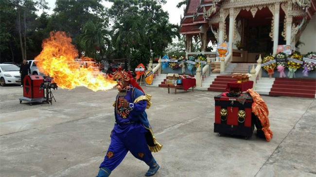 Chồng chết vì ung thư, vợ rủ hội chị em bạn dì đến quẩy tưng bừng trong tang lễ và sự thật phía sau - Ảnh 4.