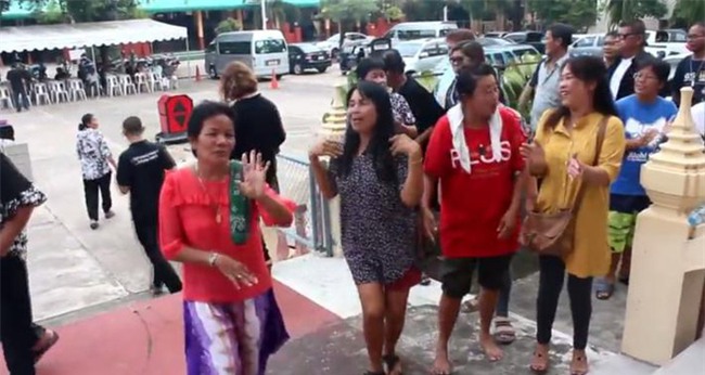 Chồng chết vì ung thư, vợ rủ hội chị em bạn dì đến quẩy tưng bừng trong tang lễ và sự thật phía sau - Ảnh 5.