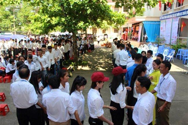 Thay co xep thanh hang dai chia tay hoc tro ngay be giang hinh anh 1