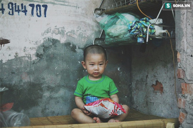 Đứa trẻ ngủ lề đường cùng bố mẹ mưu sinh mỗi ngày gây xôn xao mạng xã hội Việt - Ảnh 10.