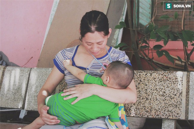 Đứa trẻ ngủ lề đường cùng bố mẹ mưu sinh mỗi ngày gây xôn xao mạng xã hội Việt - Ảnh 8.