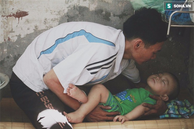 Đứa trẻ ngủ lề đường cùng bố mẹ mưu sinh mỗi ngày gây xôn xao mạng xã hội Việt - Ảnh 9.