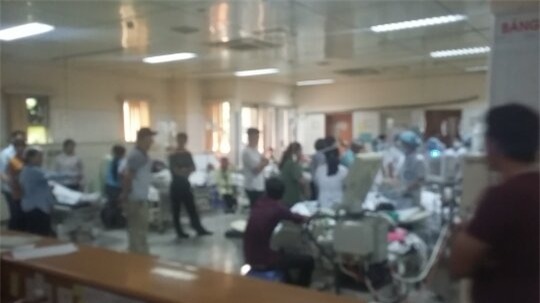 Các bệnh nhân chạy thận bị sốc phản vệ đang được tập trung cứu chữa (Ảnh: Đàm Quang)