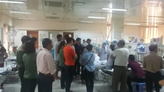 Người nhà tập trung rất đông tại khoa Hồi sức cấp cứu (Ảnh: Đàm Quang)