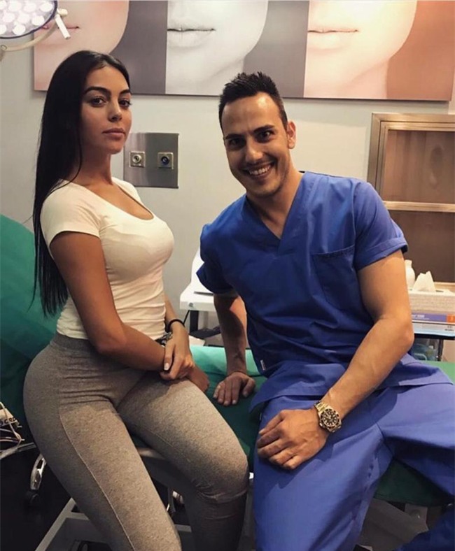 Giữa tin đồn mang thai, bạn gái Ronaldo lộ ảnh tới phòng khám tư gặp bác sĩ - Ảnh 1.