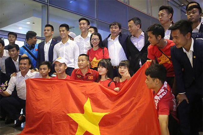 Ít fan chào đón, tuyển thủ U20 Việt Nam đội mũ cối ngày về - Ảnh 2.