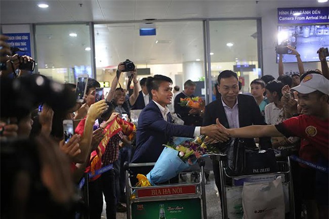 Ít fan chào đón, tuyển thủ U20 Việt Nam đội mũ cối ngày về - Ảnh 6.