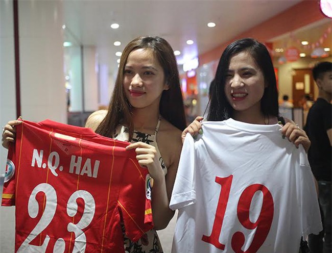 Ít fan chào đón, tuyển thủ U20 Việt Nam đội mũ cối ngày về - Ảnh 7.