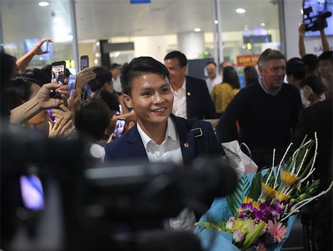 Ít fan chào đón, tuyển thủ U20 Việt Nam đội mũ cối ngày về - Ảnh 8.