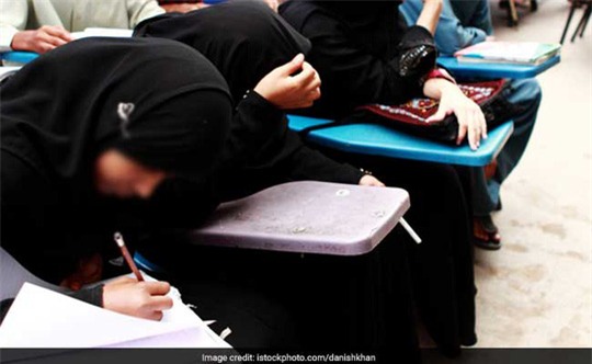 Giáo viên đẩy học sinh từ mái nhà xuống đất vì không quét lớp - Ảnh 1.