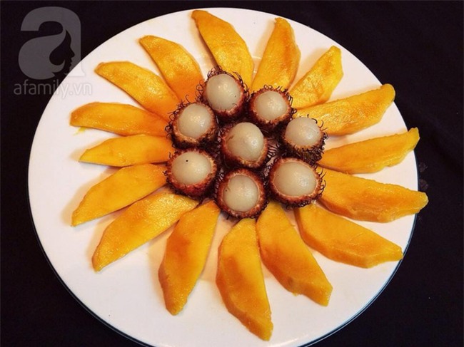 Bày mâm cỗ tết Đoan Ngọ đẹp mắt với hoa quả đang mùa - Ảnh 1.