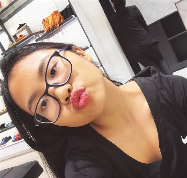 4 năm kể từ khi trở thành Á quân The Voice Kids, Phương Mỹ Chi vẫn là giọng ca nhí được đông đảo khán giả dành nhiều tình cảm. Từ một cô bé ngây ngô, hát bằng bản năng, “chị Bảy” của hiện tại đã 14 tuổi và ra dáng thiếu nữ, phong cách âm nhạc cũng chững chạc hơn trước. Trên trang Instagram cá nhân, Phương Mỹ Chi thường xuyên chia sẻ hình ảnh đi diễn cũng như trong cuộc sống đời thường, đi học, gặp gỡ bạn bè.