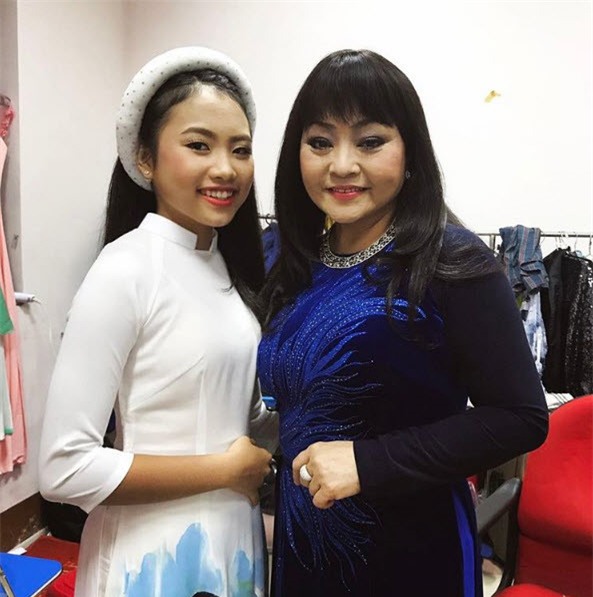 Mới đây, cô bé có dịp tham gia chung một chương trình ghi hình với danh ca Hương Lan tại Việt Nam. Chia sẻ ảnh chụp cùng nữ danh ca, em bày tỏ sự ngưỡng mộ: Thần tượng lớn nhất và cũng là tượng đài để con noi theo. Ước mơ lớn nhất của cô bé cũng là được song ca với nữ ca sĩ Còn thương rau đắng mọc sau hè.