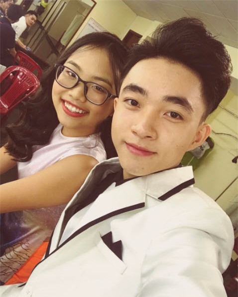 Gần đây, Phương Mỹ Chi có nhiều màn song ca với Trung Quang, quán quân Thần tượng bolero 2016. Sự kết hợp giữa hai giọng ca trẻ nhận nhiều sự ủng hộ và khen ngợi của khán giả. Cặp song ca mới của Vpop còn kết hợp trong chương trình Tuyệt đỉnh song ca. Phương Mỹ Chi không quên khoe ảnh chụp cùng học trò Đan Trường.