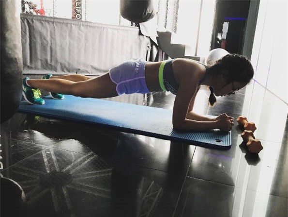 Trong kỳ nghỉ hè, Phương Mỹ Chi tranh thủ đến phòng gym.