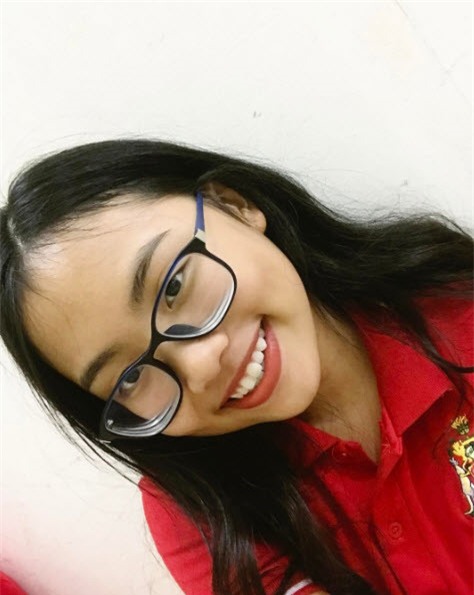 Ngoài ra, Phương Mỹ Chi còn chia sẻ nhiều ảnh tự sướng cùng biểu cảm đáng yêu. Chưa hết, em còn kèm theo nhiều bình luận tự nói xấu mình như mặt bự, da đen...