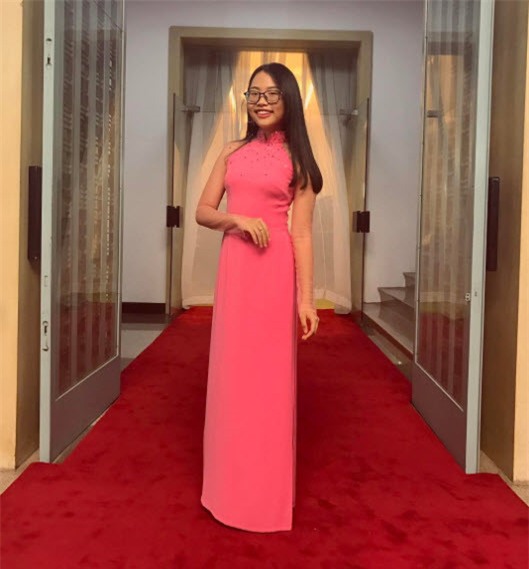 Tuy nhiên, khi lên sân khấu, Phượng Mỹ Chi vẫn trung thành với tà áo dài truyền thống nữ tính.