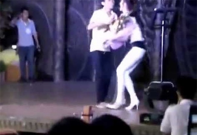 Di diẽn bar, họi chọ: Sao Viẹt bị sàm sõ, bỏ thuóc lác, xé rách áo