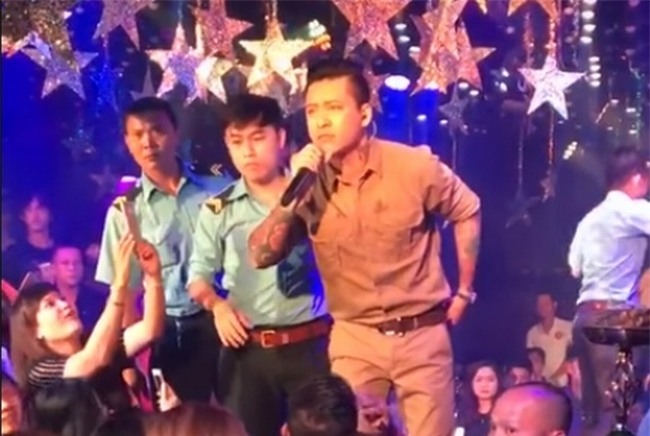 Di diẽn bar, họi chọ: Sao Viẹt bị sàm sõ, bỏ thuóc lác, xé rách áo