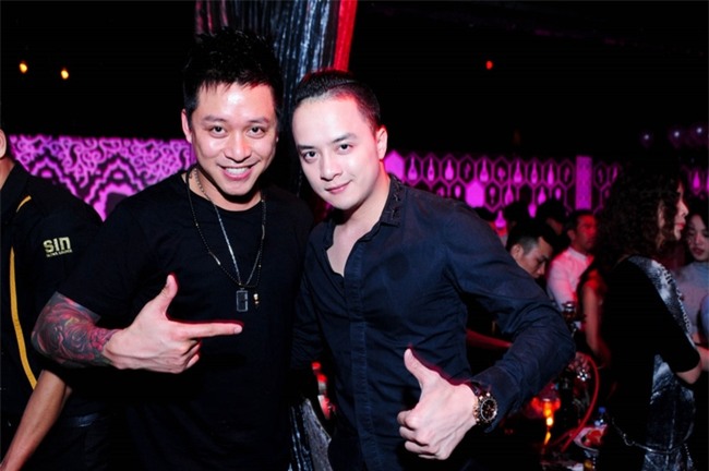 Di diẽn bar, họi chọ: Sao Viẹt bị sàm sõ, bỏ thuóc lác, xé rách áo