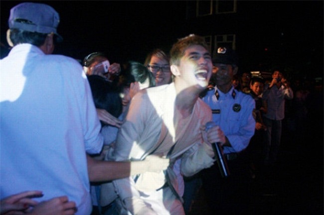 Di diẽn bar, họi chọ: Sao Viẹt bị sàm sõ, bỏ thuóc lác, xé rách áo