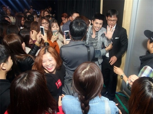 Di diẽn bar, họi chọ: Sao Viẹt bị sàm sõ, bỏ thuóc lác, xé rách áo