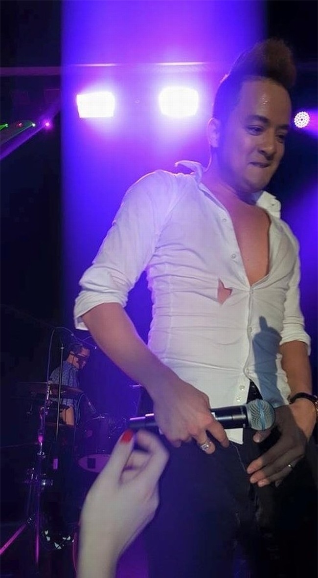 Di diẽn bar, họi chọ: Sao Viẹt bị sàm sõ, bỏ thuóc lác, xé rách áo