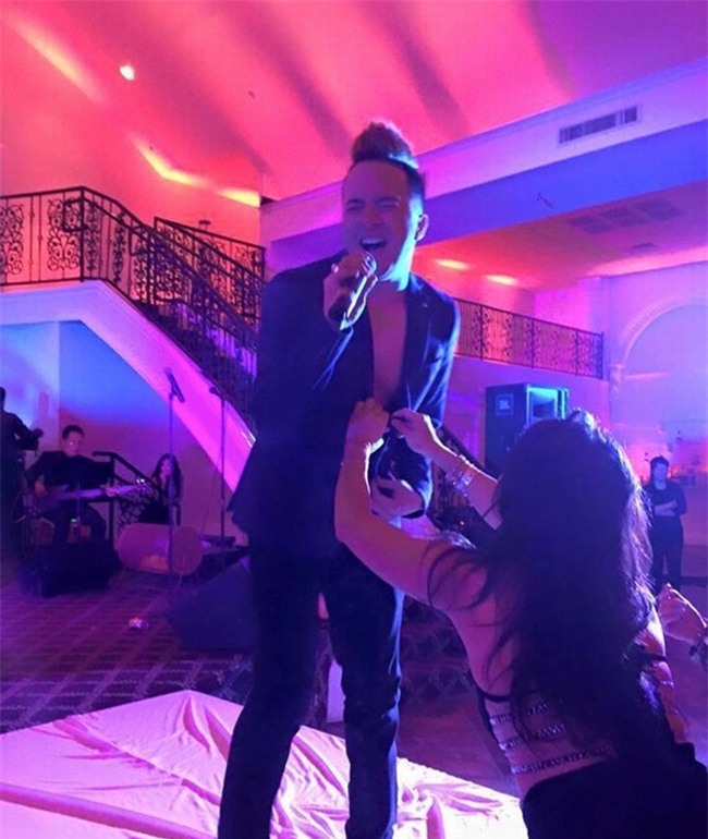 Di diẽn bar, họi chọ: Sao Viẹt bị sàm sõ, bỏ thuóc lác, xé rách áo