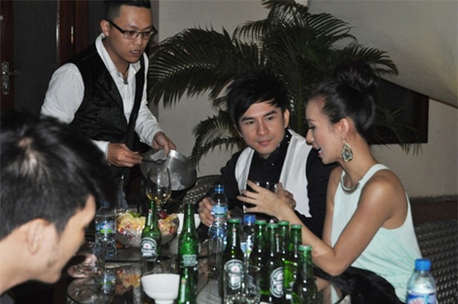 Di diẽn bar, họi chọ: Sao Viẹt bị sàm sõ, bỏ thuóc lác, xé rách áo