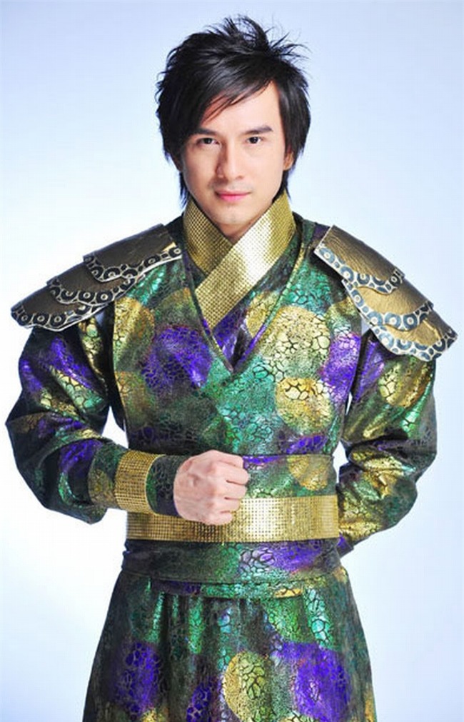 Di diẽn bar, họi chọ: Sao Viẹt bị sàm sõ, bỏ thuóc lác, xé rách áo