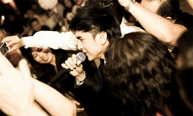 Di diẽn bar, họi chọ: Sao Viẹt bị sàm sõ, bỏ thuóc lác, xé rách áo