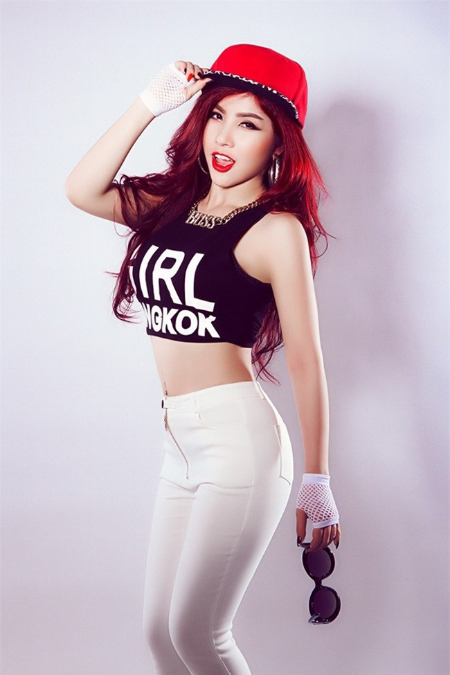 Di diẽn bar, họi chọ: Sao Viẹt bị sàm sõ, bỏ thuóc lác, xé rách áo