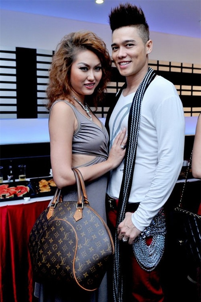 Di diẽn bar, họi chọ: Sao Viẹt bị sàm sõ, bỏ thuóc lác, xé rách áo