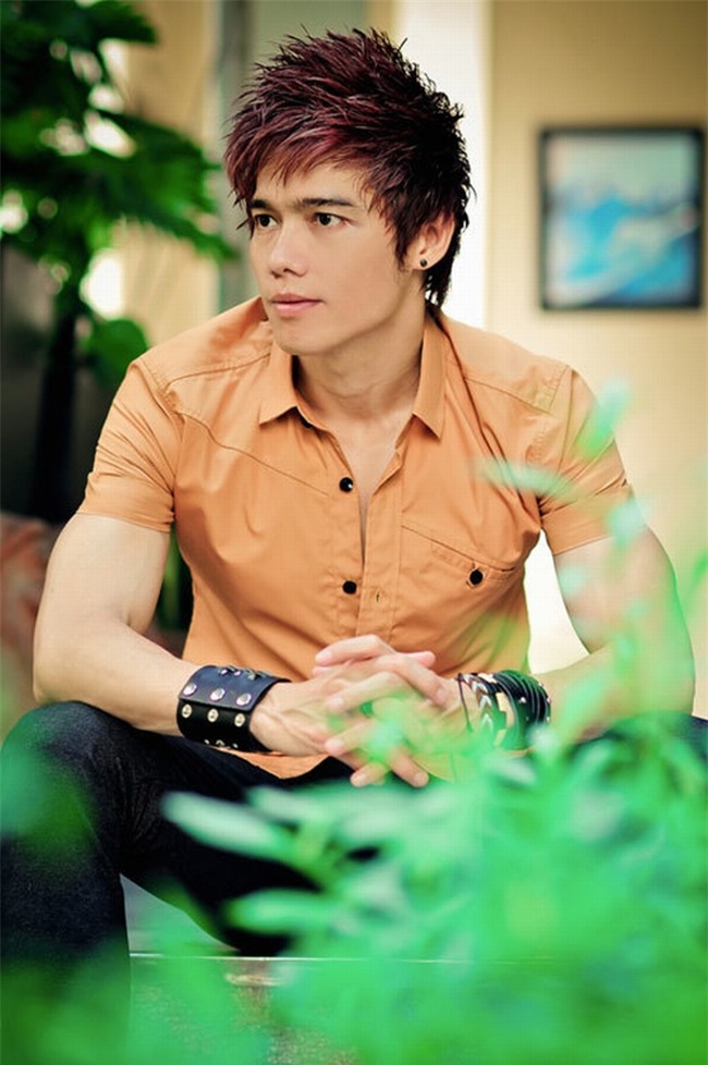 Di diẽn bar, họi chọ: Sao Viẹt bị sàm sõ, bỏ thuóc lác, xé rách áo