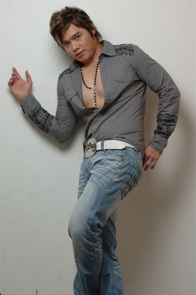 Di diẽn bar, họi chọ: Sao Viẹt bị sàm sõ, bỏ thuóc lác, xé rách áo