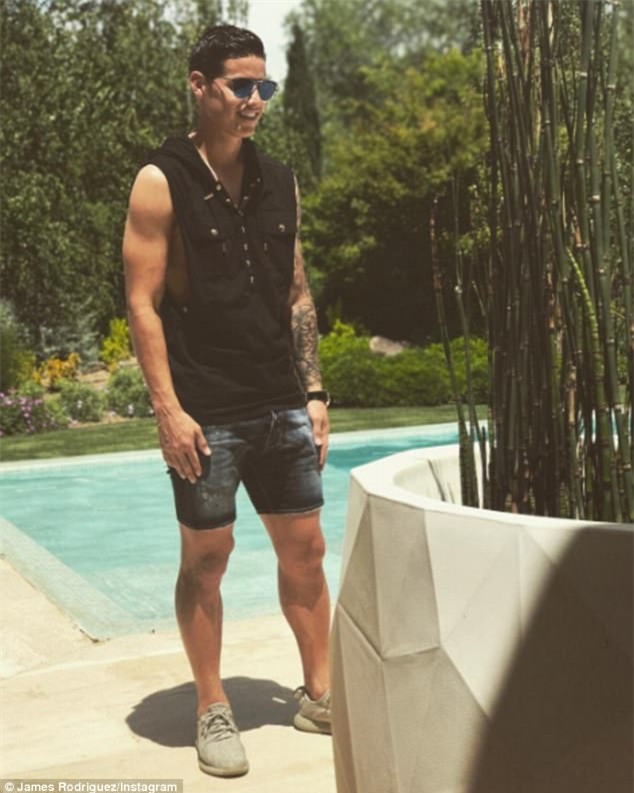 Ronaldo đi biển, khoe cặp giò vĩ đại đến kinh ngạc trước thềm chung kết - Ảnh 7.