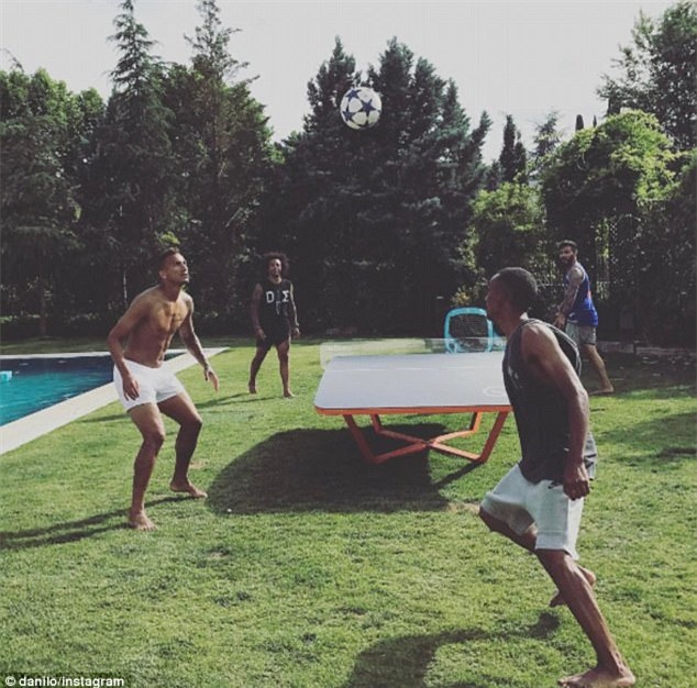 Ronaldo đi biển, khoe cặp giò vĩ đại đến kinh ngạc trước thềm chung kết - Ảnh 9.