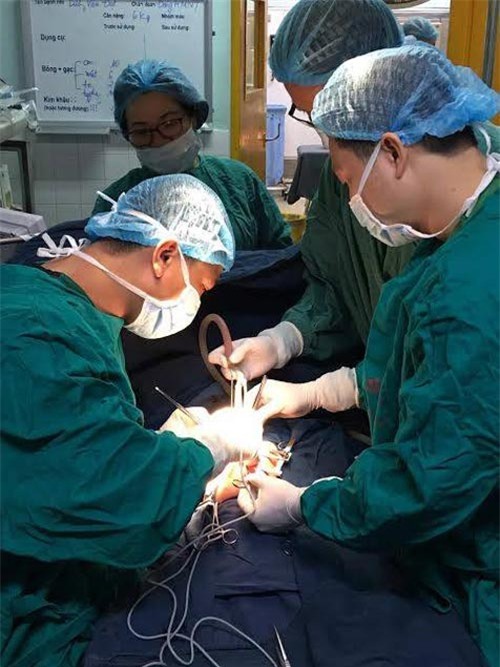 be trai 10 thang tuoi bi khoi u khong lo chen ep khien phoi bep nhu to giay - 1