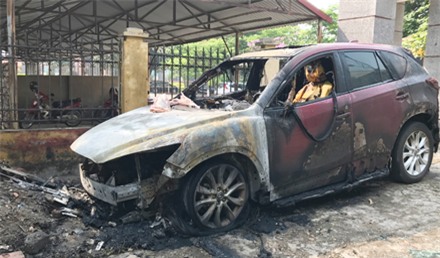 
Chỉ sau ít phút chiếc xe Mazda CX5 đã bị ngọn lửa thiêu trụi.
