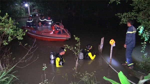 bo me bat can, be gai 18 thang tuoi rot xuong song mat tich - 1